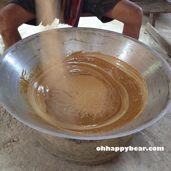 ขั้นตอนเกือบสุดท้ายของการทำน้ำตาลไม่ใช่การผสมน้ำตาลทราย แต่คือการฟอกอากาศให้น้ำตาลจับตัวกัน
