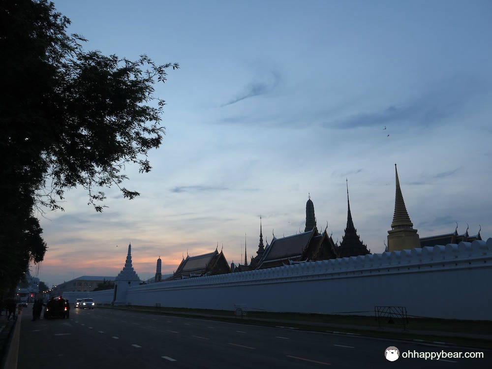 ภาพพระบรมมหาราชวังที่ถ่ายภาพแรกหลังจากออกมาจากการถวายสักการะพระบรมศพเสร็จ แสงแรกพอดี สวยเหลือเกิน