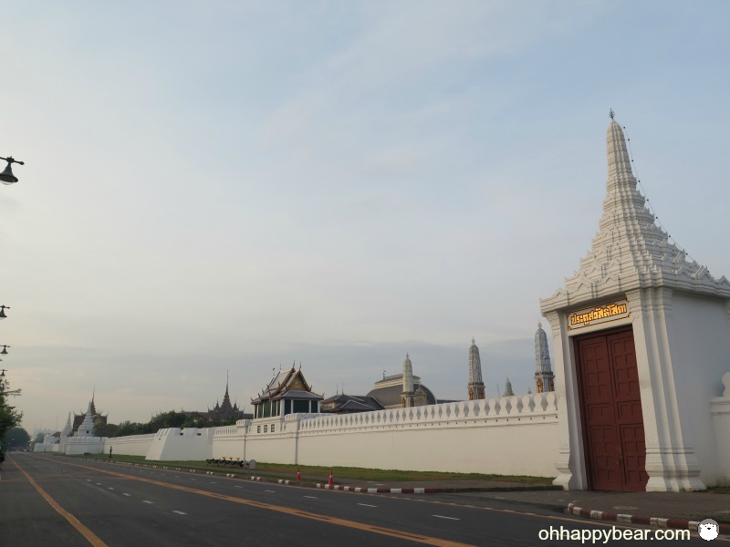ภาพด้านข้างพระบรมมหาราชวัง ฝั่งตรงข้ามกระทรวงกลาโหม ตอนเช้าเงียบเหงา